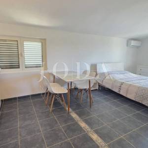 Cesarica kuća sa 6 apartmana 1.red do mora