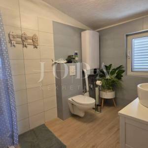 Cesarica kuća sa 6 apartmana 1.red do mora