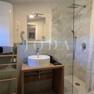 Cesarica kuća sa 6 apartmana 1.red do mora