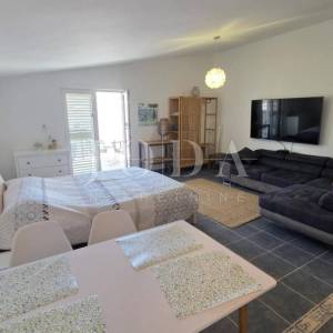 Cesarica kuća sa 6 apartmana 1.red do mora