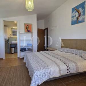 Cesarica kuća sa 6 apartmana 1.red do mora