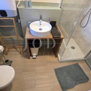 Cesarica kuća sa 6 apartmana 1.red do mora
