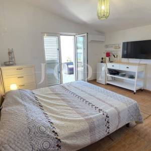 Cesarica kuća sa 6 apartmana 1.red do mora