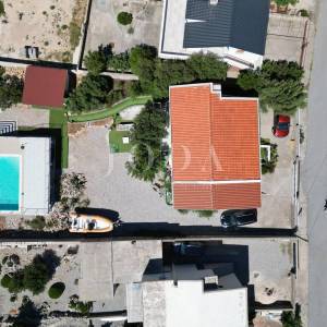 Cesarica kuća sa 6 apartmana 1.red do mora