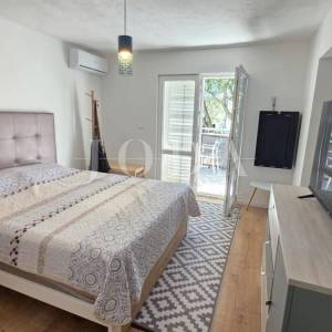 Cesarica kuća sa 6 apartmana 1.red do mora