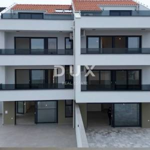 CRIKVENICA, DRAMALJ - Dvoetažni apartman sa bazenomna 300 metara od mora!