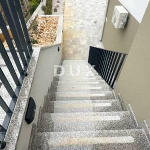 CRIKVENICA, DRAMALJ - Dvoetažni stan s bazenom u novogradnji na samo 300 metara od mora!
