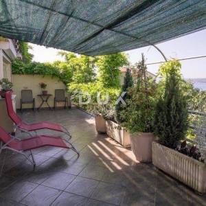 CRIKVENICA, DRAMALJ - Predivna kuća sa dvije stambene jedinice i prostranom terasom!