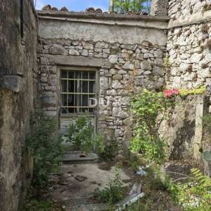 CRIKVENICA, JADRANOVO - Starina s velikom okućnicom i panoramskim pogledom na Kvarner – odličan potencijal za vilu s bazenom...