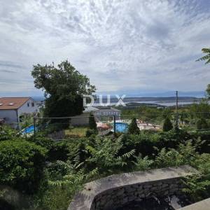 CRIKVENICA, JADRANOVO - Starina s velikom okućnicom i panoramskim pogledom na Kvarner – odličan potencijal za vilu s bazenom...
