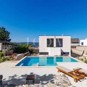Crikvenica- moderna kuća na velikoj okućnici