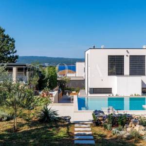 Crikvenica- moderna kuća na velikoj okućnici