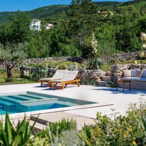 Crikvenica- moderna kuća na velikoj okućnici