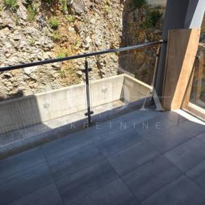 Crikvenica – Namješten stan 75,31 m² | 3 spavaće sobe | Parking | Mirna lokacija