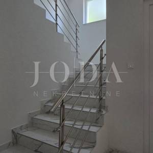 Crikvenica – Namješten stan 75,31 m² | 3 spavaće sobe | Parking | Mirna lokacija