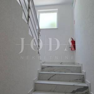 Crikvenica – Namješten stan 75,31 m² | 3 spavaće sobe | Parking | Mirna lokacija