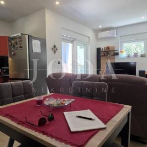 Crikvenica – Namješten stan 75,31 m² | 3 spavaće sobe | Parking | Mirna lokacija