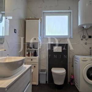 Crikvenica – Namješten stan 75,31 m² | 3 spavaće sobe | Parking | Mirna lokacija
