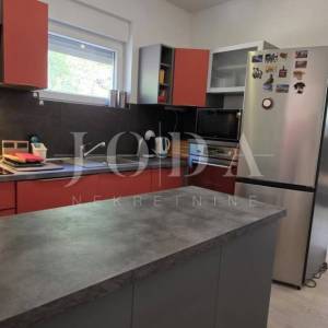 Crikvenica – Namješten stan 75,31 m² | 3 spavaće sobe | Parking | Mirna lokacija