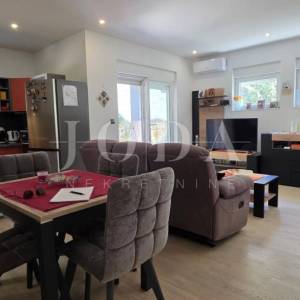 Crikvenica – Namješten stan 75,31 m² | 3 spavaće sobe | Parking | Mirna lokacija