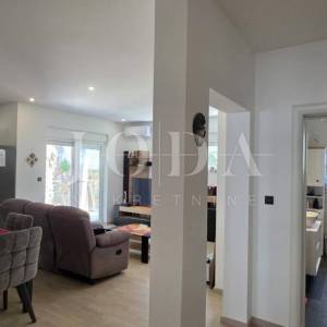 Crikvenica – Namješten stan 75,31 m² | 3 spavaće sobe | Parking | Mirna lokacija