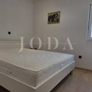 Crikvenica – Namješten stan 75,31 m² | 3 spavaće sobe | Parking | Mirna lokacija