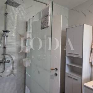 Crikvenica – Namješten stan 75,31 m² | 3 spavaće sobe | Parking | Mirna lokacija