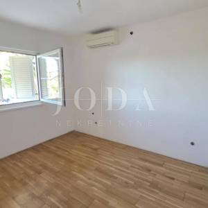 Crikvenica prizemlje sa okućnicom