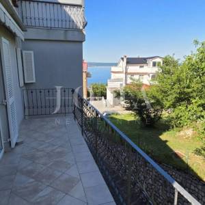 Crikvenica stan s terasom i parkingom NA TOP LOKACIJI