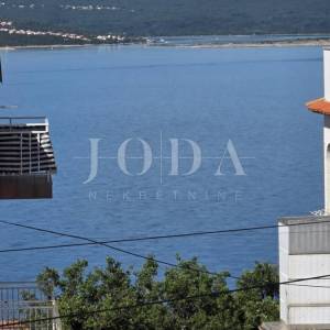 Crikvenica stan s terasom i parkingom NA TOP LOKACIJI