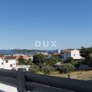 DALMACIJA, VODICE - Dvosoban stan, panoramska krovna terasa