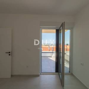 DALMACIJA, VODICE - Dvosoban stan, panoramska krovna terasa