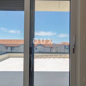 DALMACIJA, VODICE - Dvosoban stan na katu s 80m2 terase