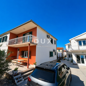 DALMACIJA, VODICE – Privatni mini resort s 4 apartmana i bazenom, 300 m od centra