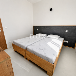 DALMACIJA, VODICE – Privatni mini resort s 4 apartmana i bazenom, 300 m od centra
