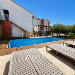 DALMACIJA, VODICE – Privatni mini resort s 4 apartmana i bazenom, 300 m od centra