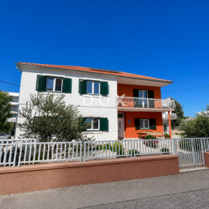 DALMACIJA, VODICE – Privatni mini resort s 4 apartmana i bazenom, 300 m od centra