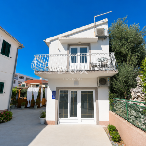 DALMACIJA, VODICE – Privatni mini resort s 4 apartmana i bazenom, 300 m od centra
