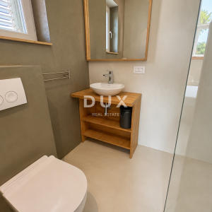 DALMACIJA, VODICE – Privatni mini resort s 4 apartmana i bazenom, 300 m od centra