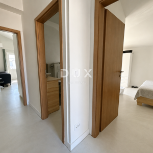DALMACIJA, VODICE – Privatni mini resort s 4 apartmana i bazenom, 300 m od centra