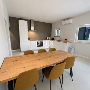 DALMACIJA, VODICE – Privatni mini resort s 4 apartmana i bazenom, 300 m od centra