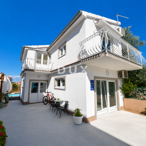 DALMACIJA, VODICE – Privatni mini resort s 4 apartmana i bazenom, 300 m od centra