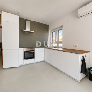 DALMACIJA, VODICE – Privatni mini resort s 4 apartmana i bazenom, 300 m od centra