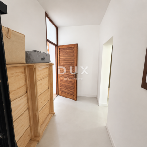 DALMACIJA, VODICE – Privatni mini resort s 4 apartmana i bazenom, 300 m od centra