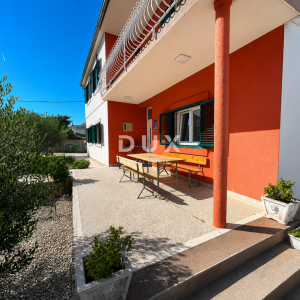 DALMACIJA, VODICE – Privatni mini resort s 4 apartmana i bazenom, 300 m od centra