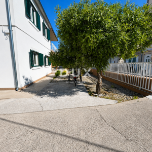 DALMACIJA, VODICE – Privatni mini resort s 4 apartmana i bazenom, 300 m od centra