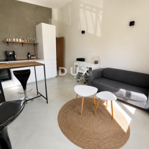 DALMACIJA, VODICE – Privatni mini resort s 4 apartmana i bazenom, 300 m od centra