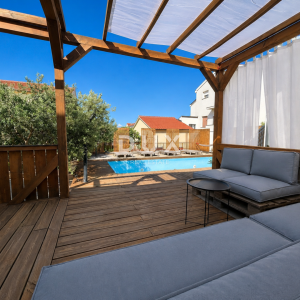DALMACIJA, VODICE – Privatni mini resort s 4 apartmana i bazenom, 300 m od centra