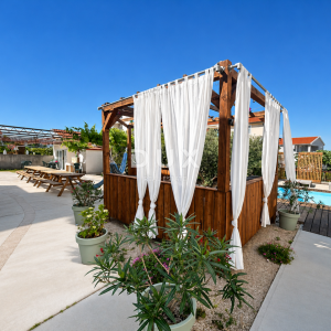 DALMACIJA, VODICE – Privatni mini resort s 4 apartmana i bazenom, 300 m od centra