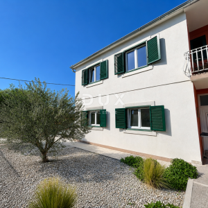 DALMACIJA, VODICE – Privatni mini resort s 4 apartmana i bazenom, 300 m od centra
